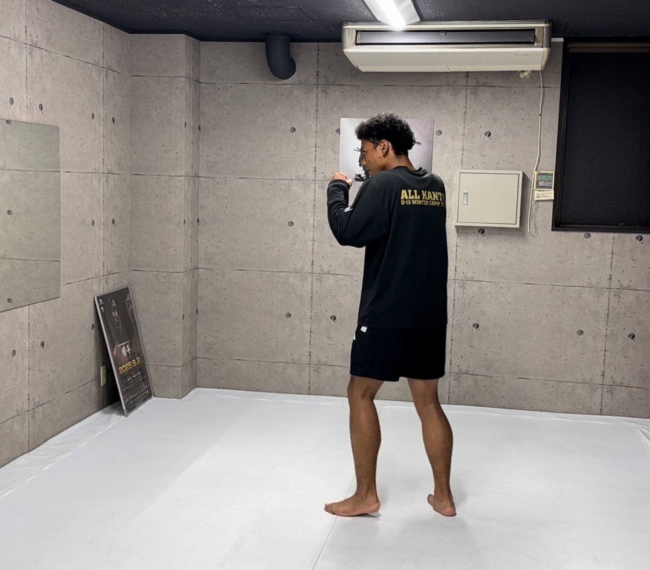 錦糸町のパーソナルジム「RYO OKADA TOKYO INSTITUTE」で会員がダイエットのためにトレーニングに取り組む様子