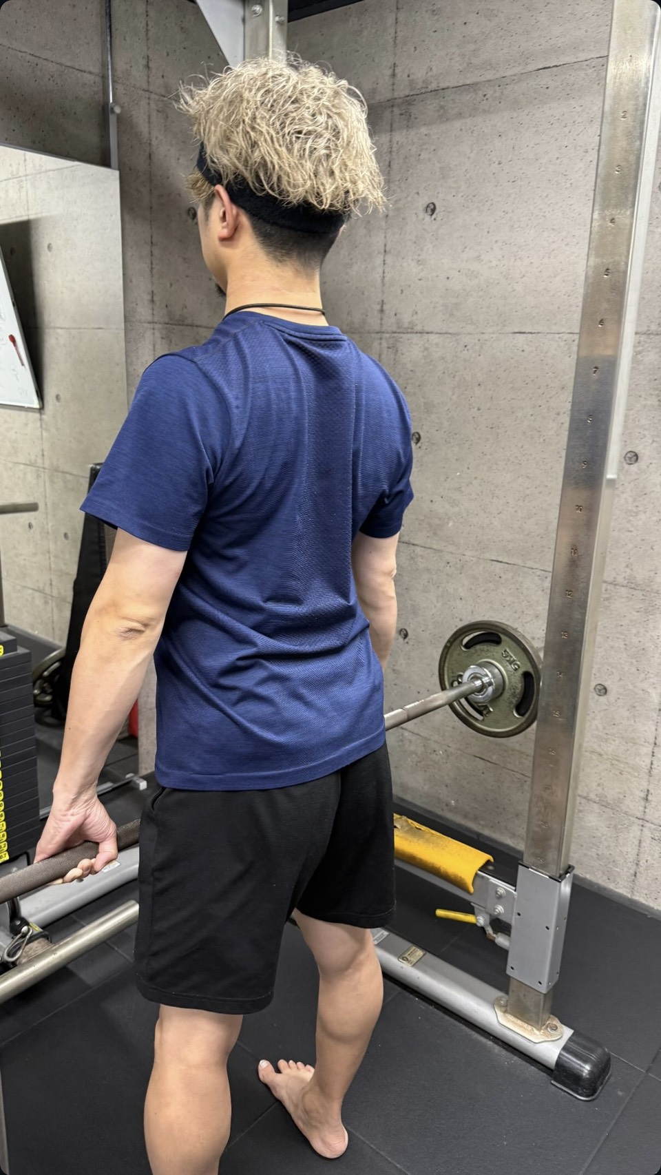 錦糸町のパーソナルジム「RYO OKADA TOKYO INSTITUTE」で会員がダイエットのために背中のトレーニングに取り組む様子