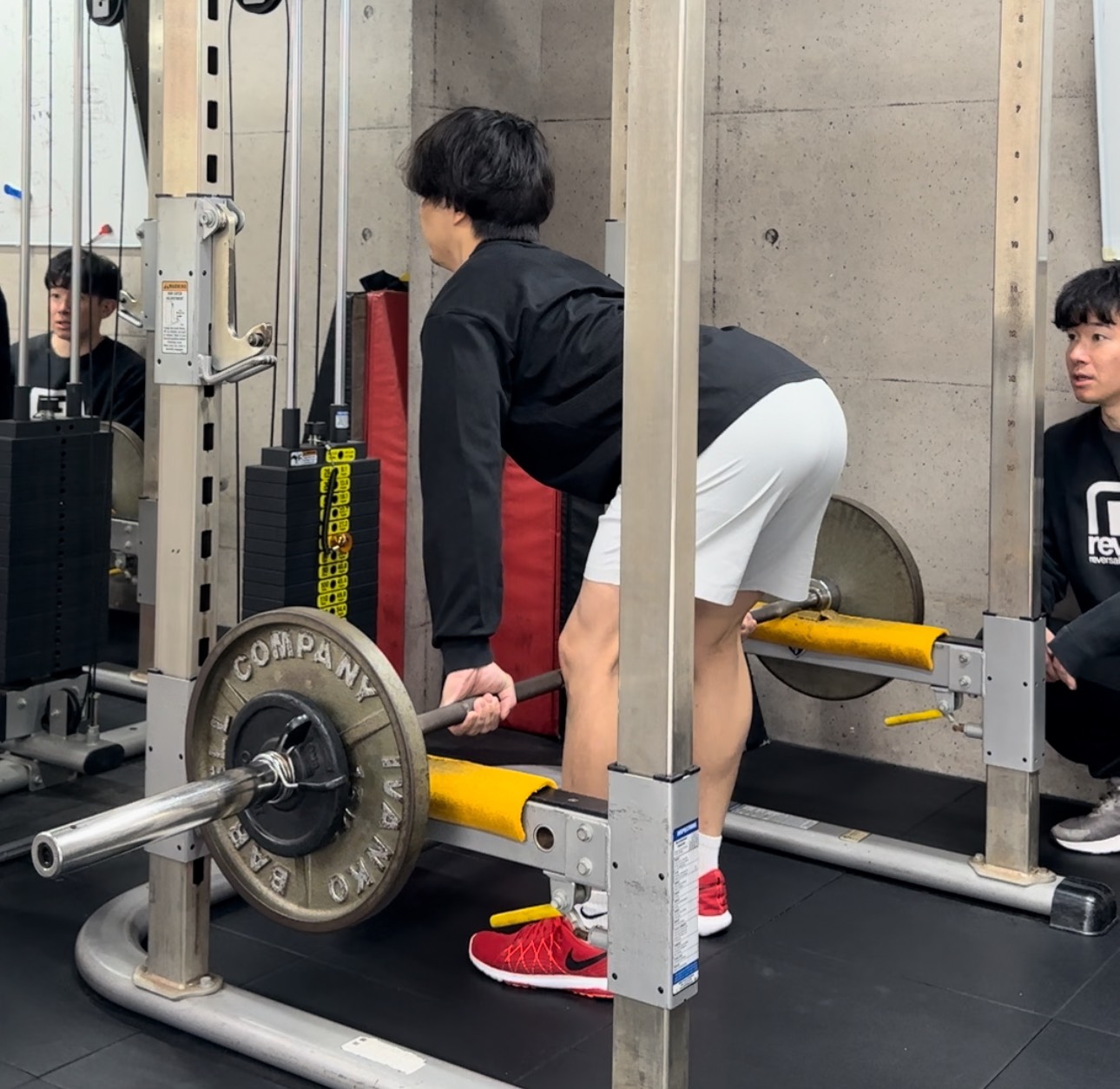 錦糸町のパーソナルジム「RYO OKADA TOKYO OAKDA」の会員がトレーニングに取り組む様子