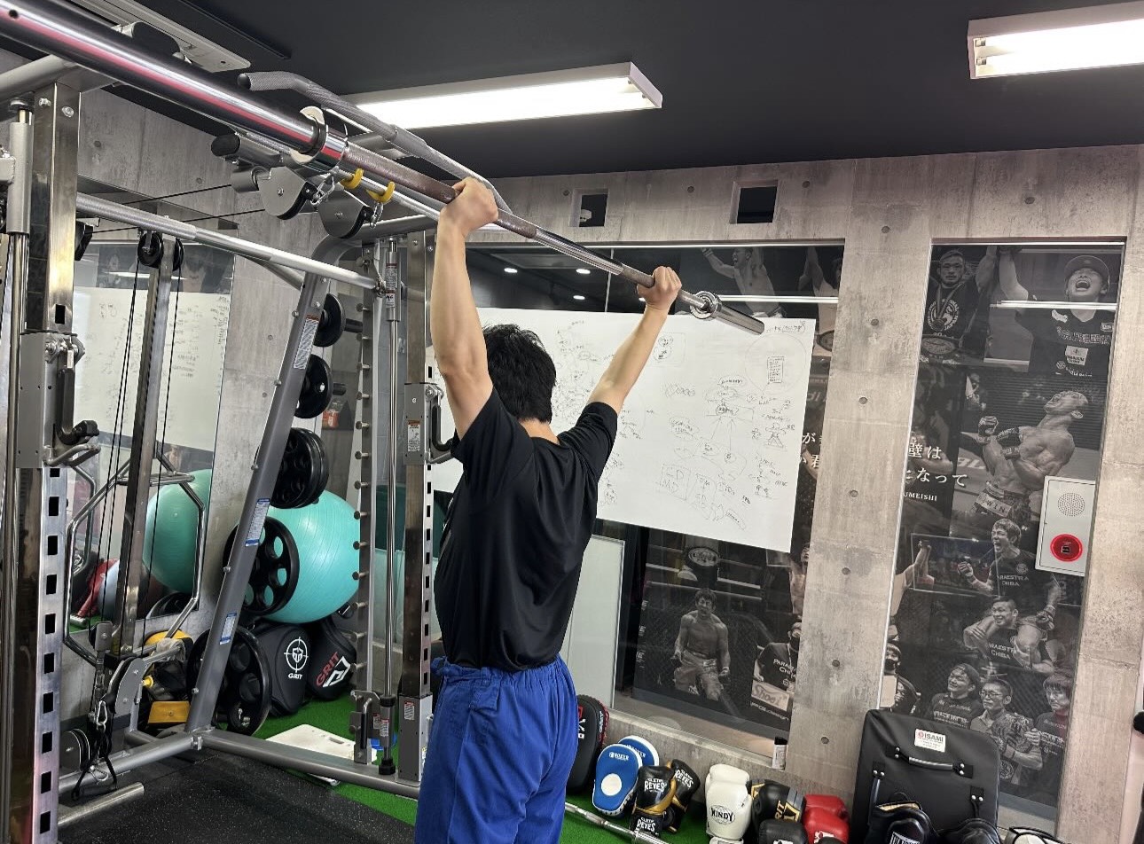 錦糸町のパーソナルジム「RYO OKADA TOKYO INSTITUTE」の会員が肩甲骨のトレーニングに取り組む様子