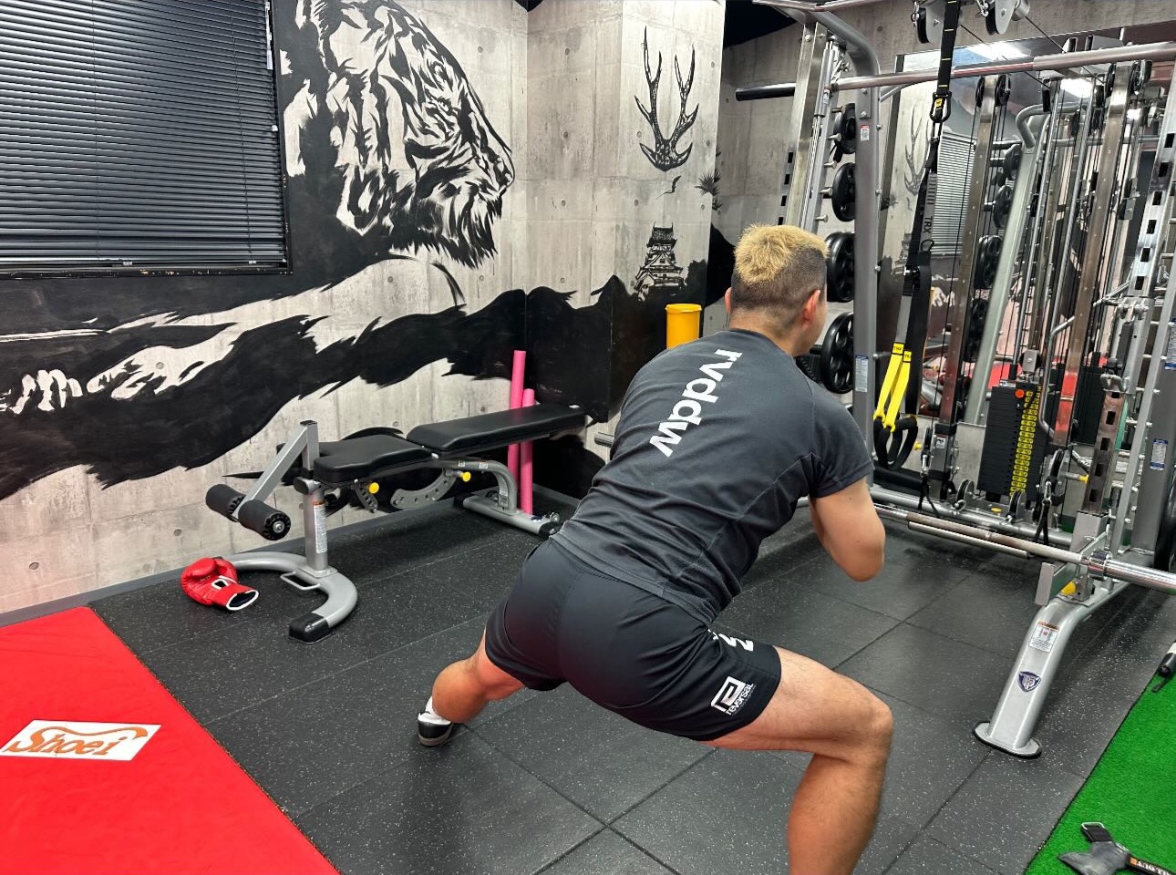 錦糸町のパーソナルジム「RYO OKADA TOKYO INSTITUTE」で会員が可動域向上のためのエクササイズに取り組む様子