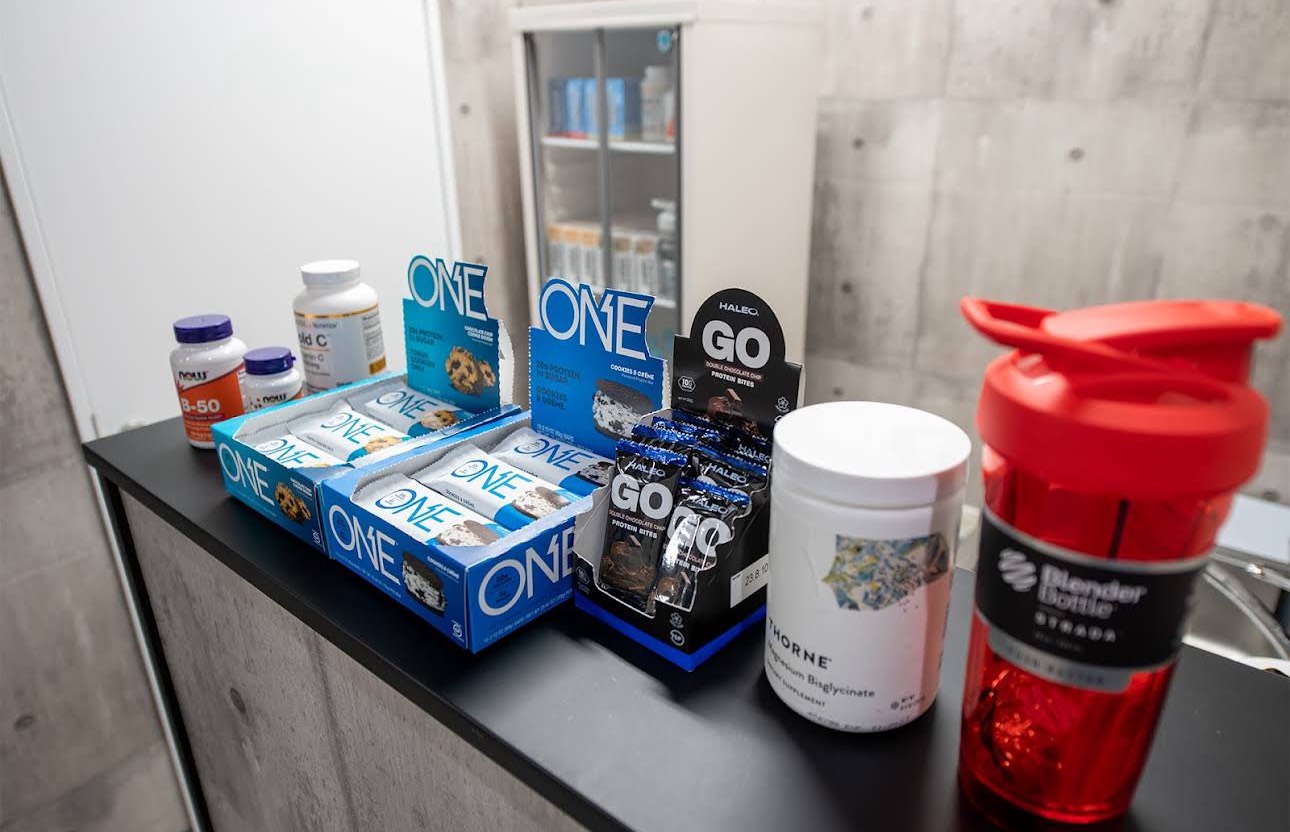 錦糸町のパーソナルジム「RYO OKADA TOKYO INSTITUTE」でビタミンのサプリメントを用意している様子