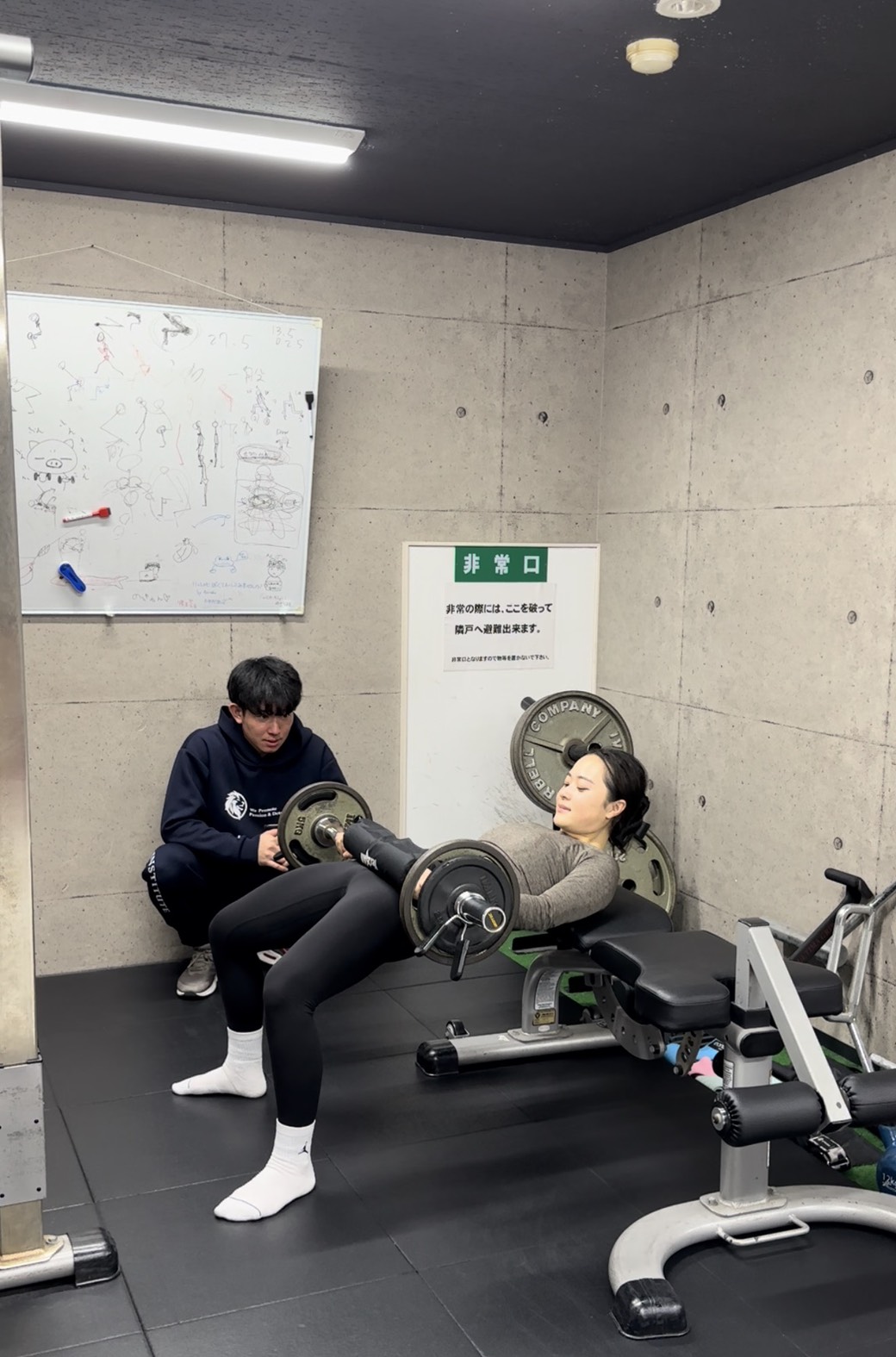 錦糸町のパーソナルジム 「RYO OAKADA TOKYO INSTITUTE」で会員さんがダイエットのために下半身のトレーニングに取り組む様子