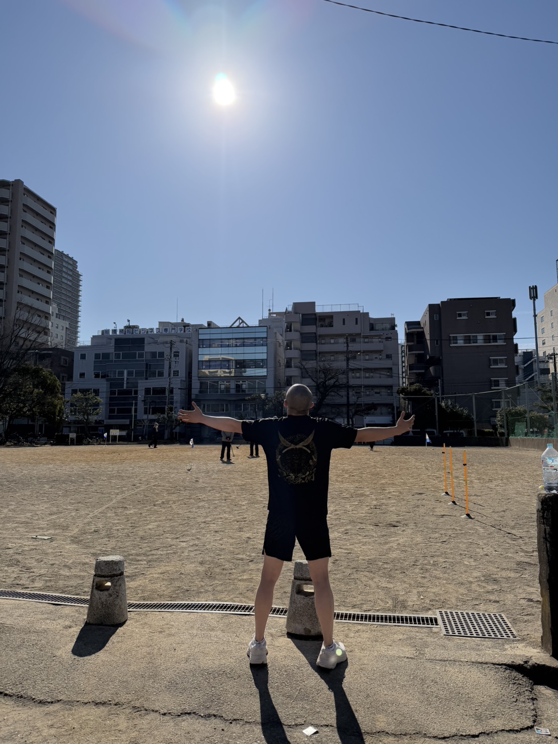 錦糸町のパーソナルジム「RYO OAKDA TOKYO INSTITUTE」の会員がトレーニング中に休憩する様子