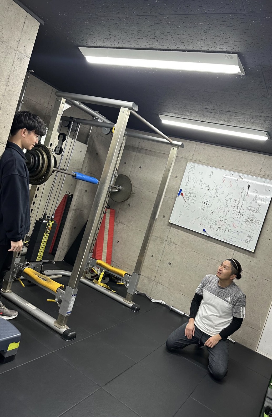 錦糸町のパーソナルジム「RYO OKADA TOKYO INSTITUTE」の会員がトレーニングに取り組む様子