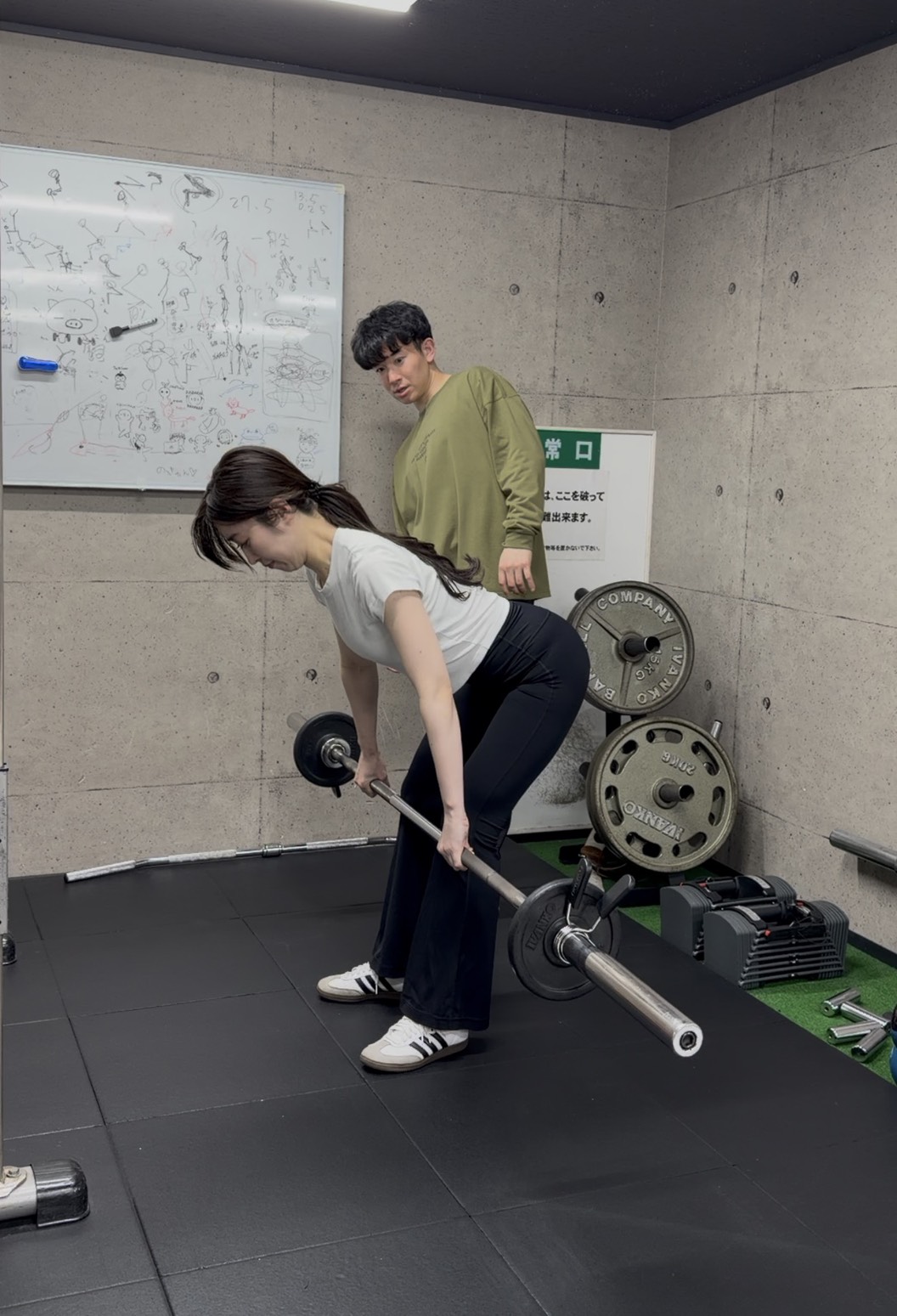 錦糸町のパーソナルジム「RYO OAKDA TOKYO INSTITUTE」の会員がダイエットのためにトレーニングに取り組む様子