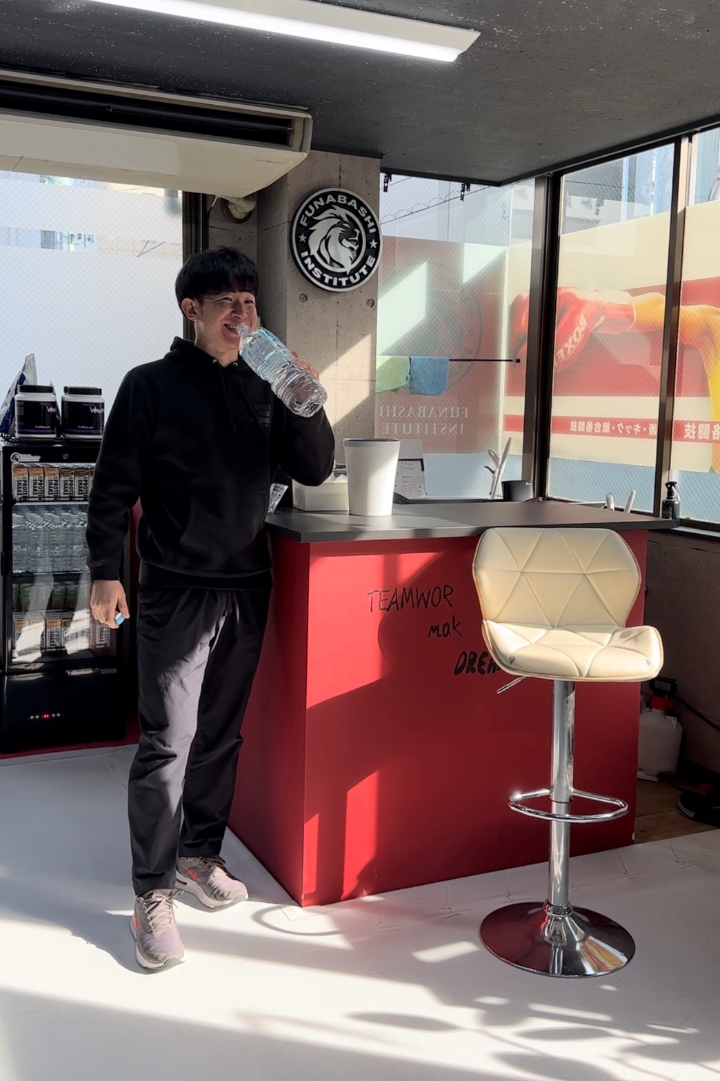 錦糸町のパーソナルジム「RYO OKADA TOKYO INSTITUTE」のトレーナーがダイエットのために水分補給をする様子