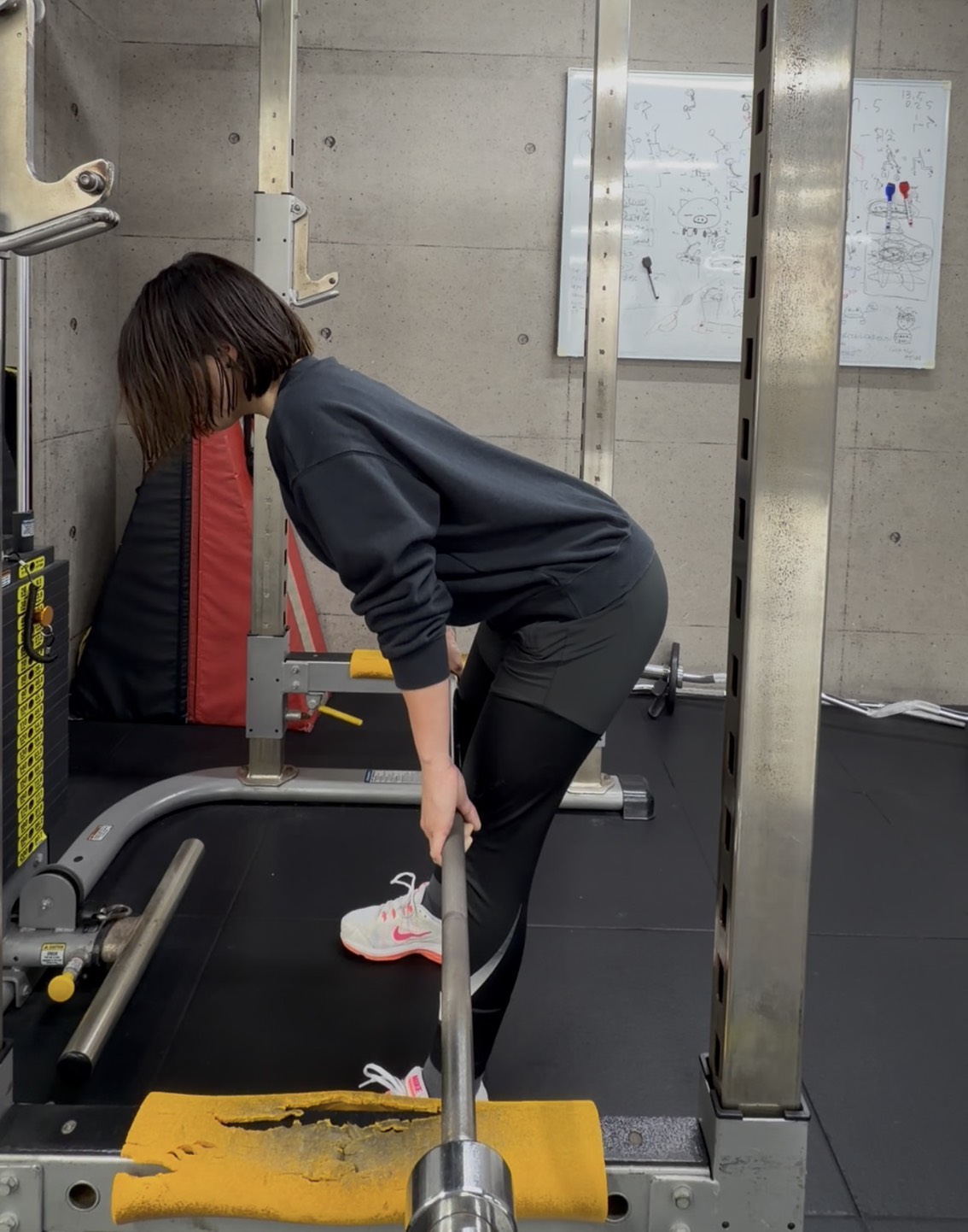 錦糸町のパーソナルジム「RYO OKADA TOKYO INSTITUTE」で会員さんがルーマニアンデッドリフトに取り組む様子