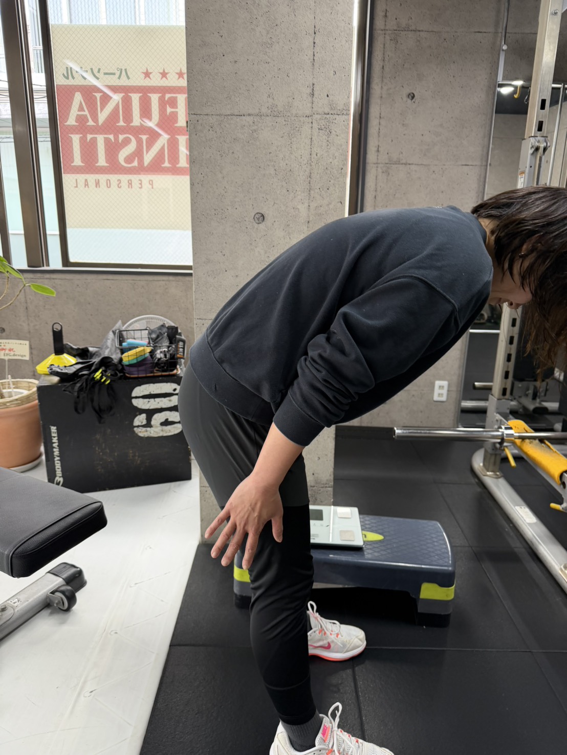 錦糸町のパーソナルジム「RYO OKADA TOKYO INSTITUTE」の会員が姿勢のチェックをしている様子